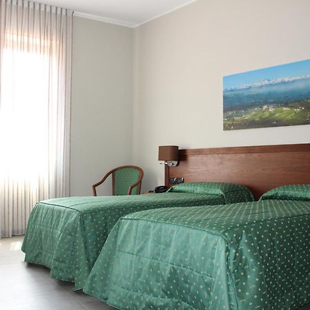 Hotel Il Grappolo D'Oro 몬포르테달바 외부 사진