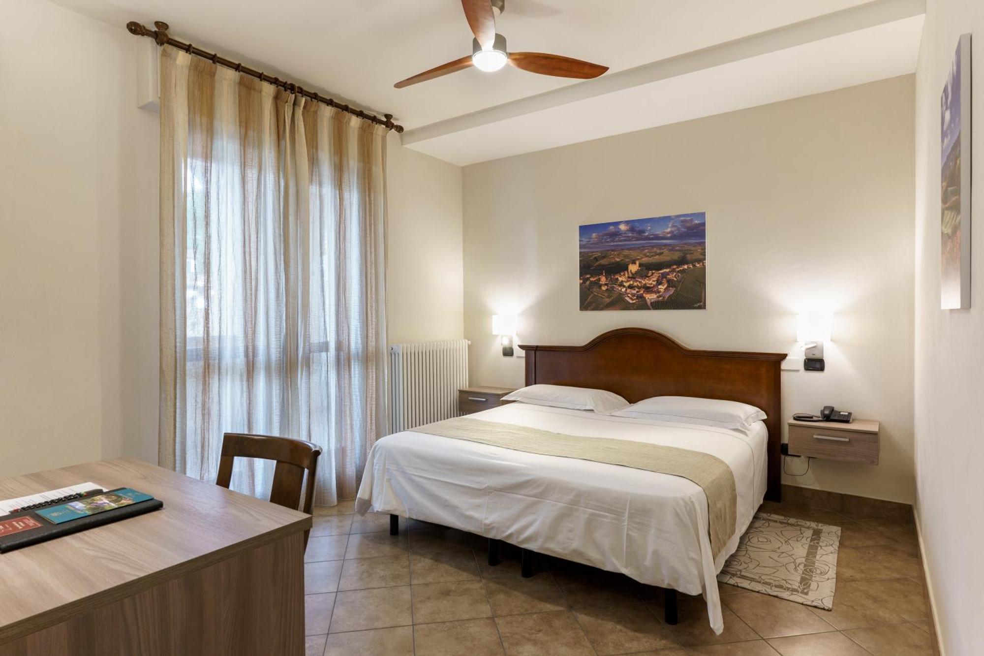 Hotel Il Grappolo D'Oro 몬포르테달바 외부 사진