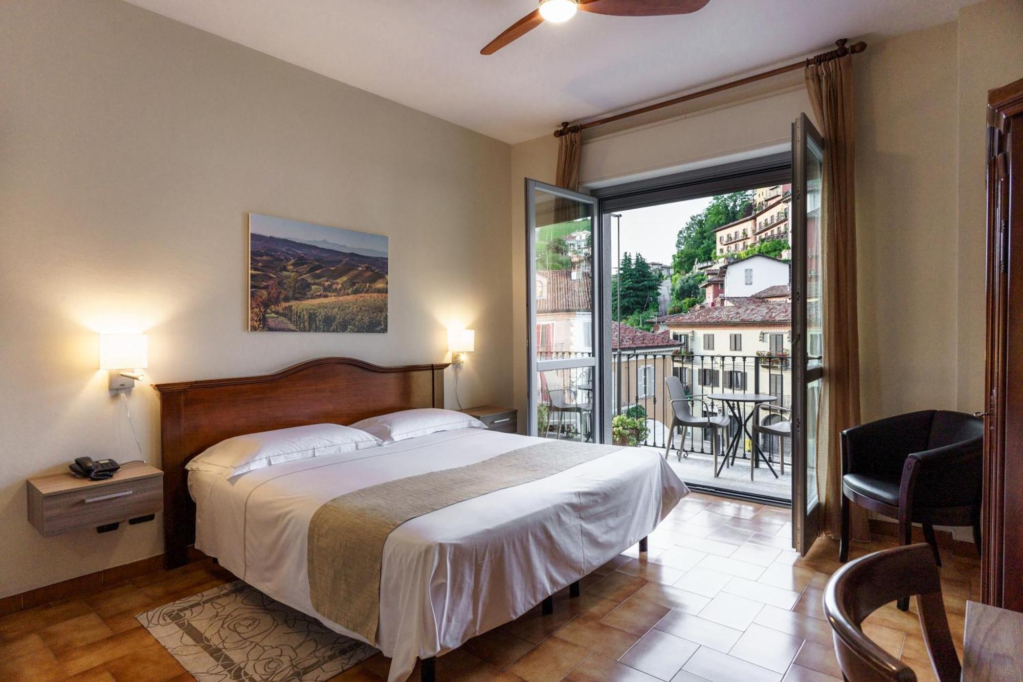 Hotel Il Grappolo D'Oro 몬포르테달바 외부 사진